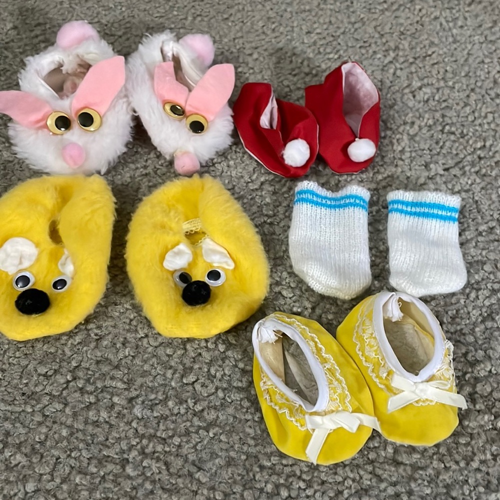 Assorted doll slippers. One pair of socks.